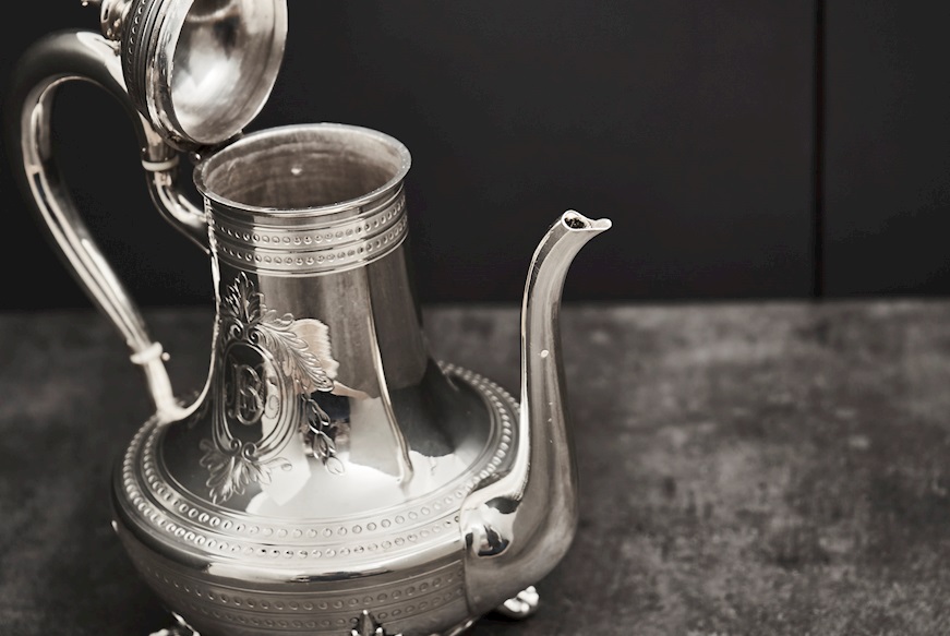 French Teapot silver with four feet Selezione Zanolli