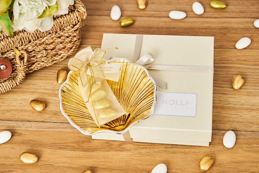 Shell Saucer gold with sugared almonds Selezione Zanolli