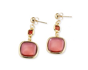 Orecchini Lou ottone finitura oro con occhio di gatto fucsia, madreperla e catena di cristallo granato Sovrani