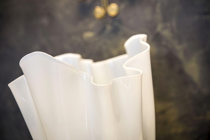 Vaso Fazzoletto vetro di Murano opalino lattimo Venini