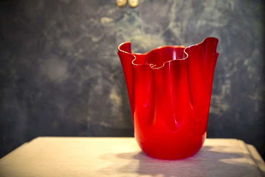 Vaso Fazzoletto vetro di Murano opalino rosso Venini