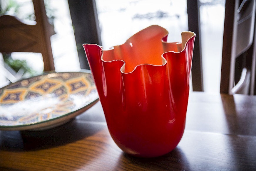 Vaso Fazzoletto vetro di Murano opalino rosso e verde mela Venini