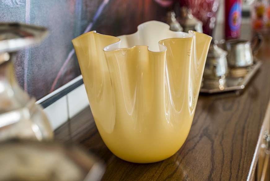 Vaso Fazzoletto vetro di Murano opalino ambra e lattimo Venini