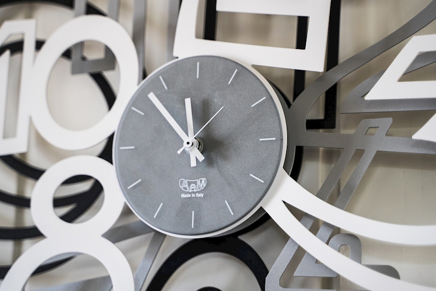 Orologio da parete Mimic in ferro colore nero, alluminio e bianco Arti & Mestieri